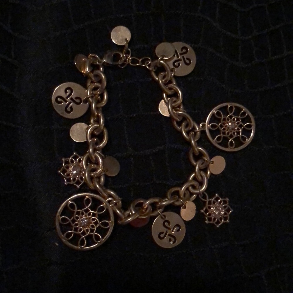 Gold pendant bracelet